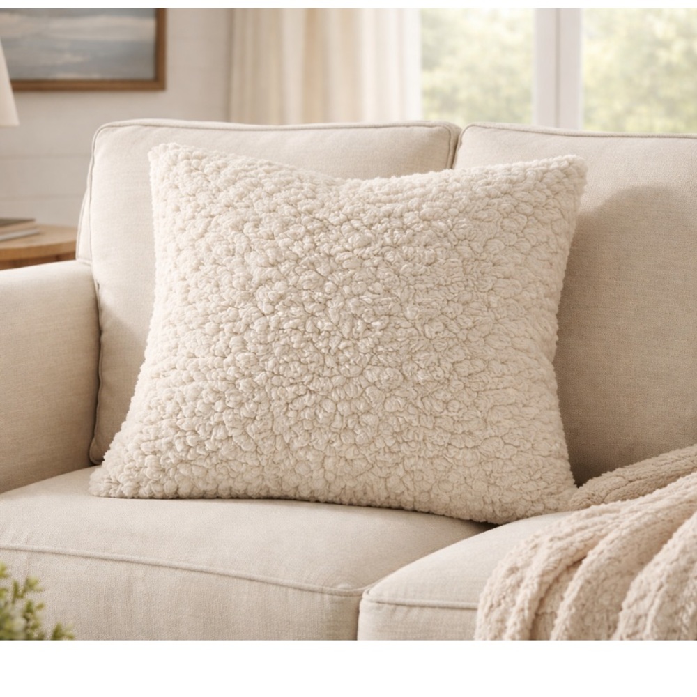 Pottery Barn Faux Fur Pillow Cover 1 20” x 20” Ivory